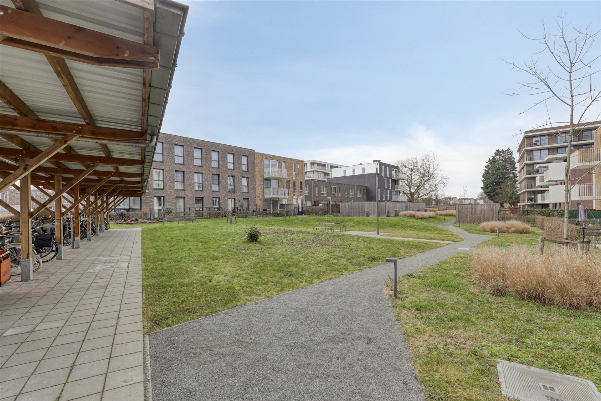 Instapklaar, energiezuinig 2 slaapkamer appartement (83m²) met terras, gem. tuin en autostaanplaats. - foto 5