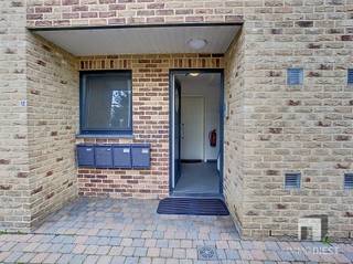 <p><span><span>Gelijkvloers appartement  met 2 slaapkamers, in het centrum van Diest aan de oever van de Demer.</span></span><br /><span><span>Op wandelafstand van winkels, scholen, openbaar vervoer, ...</span></span><br /><span><span>Het appartement maakt deel uit van een kleine residentie, is afgewerkt met hoge kwaliteitsmaterialen en is in goede staat.</span></span></p><p><span><span>Indeling:</span></span><br /><span><span>- Inkom</span></span><br /><span><span>- Geïnstalleerde keuken</span></span><br /><span><span>- Woonkamer</span></span><br /><span><span>- Berging</span></span><br /><span><span>- Terrasje</span></span><br /><span><span>-  Badkamer</span></span><br /><span><span>- 2 Slaapkamers</span></span><br /><span><span>- 1 staanplaats ondergronds</span></span></p><p><span><span> </span></span></p><p><span><span>De huurprijs bedraagt € 860 + €70 gemeenschappelijke kosten</span></span></p><p><span><span> </span></span></p><p><span><span>BEZOEKEN, DAT KAN!</span></span></p><p><span><span>Vul de huuraanvraag in op ImmoDiest.be (onder te huur -> De Bleek 12 - 3290 DIEST -> ORANJE KNOP 'VRAAG UW BEZOEK AAN'). </span></span><br /><span><span>Van zodra wij deze informatie ontvangen hebben, nemen wij contact op met u.</span></span></p><p><span><span> </span></span></p>