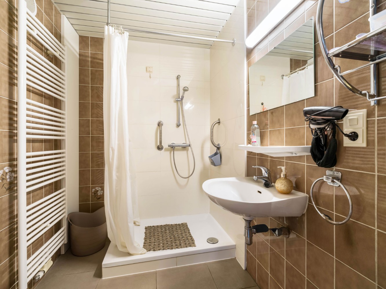 Nette serviceflat op 1e verd. met terras - foto 5