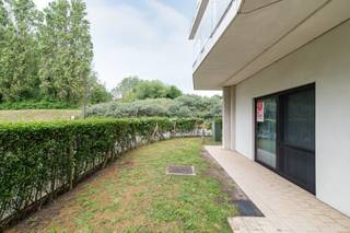 Deze luxueuze gelijkvloerse assistentiewoning te koop is gelegen in het prestigieuze complex Golf by Zilverduin te De Haan - Klemskerke, een zorgresidentie voor senioren. <br /><br />Indeling:<br />- lichtrijke woonruimte gelegen op de hoek waardoor u geniet van veel lichtinval<br />- privatief terras (25m²) me tuintje (60m²) waar u bijna de ganse dag door geniet van de zon<br />- open keuken uitgerust met een keramische kookplaat, spoeltafel, frigo, combi-oven en vaatwas (toestellen AEG)<br />- berging met aansluiting voor wasmachine<br />- slaapkamer 1 (14m²) met toegang tot de badkamer voorzien van een badkamermeubel, douche en toilet<br />- slaapkamer 2 (8m²) <br />- privatieve kelderberging<br /><br />Bovendien kan u gebruik maken van de extra service die Zilverduin aanbiedt zoals o.a. fitness- en sportruimte, gemeenschappelijke ruimte me tv, cafetaria, kapsalon,... <br /><br />Mogelijkheid aankopen van een autostaanplaats in de ondergrondse garage!<br /><br />Pluspunten:<br />- rolstoeltoegankelijk <br />- recent gebouw<br />- instapklaar<br />- terras met tuintje<br />- hoogwaardige materialen<br />- extra service<br />- gelijkvloers appartement<br /><br />Bent u op zoek naar een assistentiewoning te koop te De Haan, omgeven door een oase van rust? Bel ons snel voor een bezichtiging ter plaatse! <br /><br />Bestuursmaatregelen in het maatregelenregister: in aanvraag