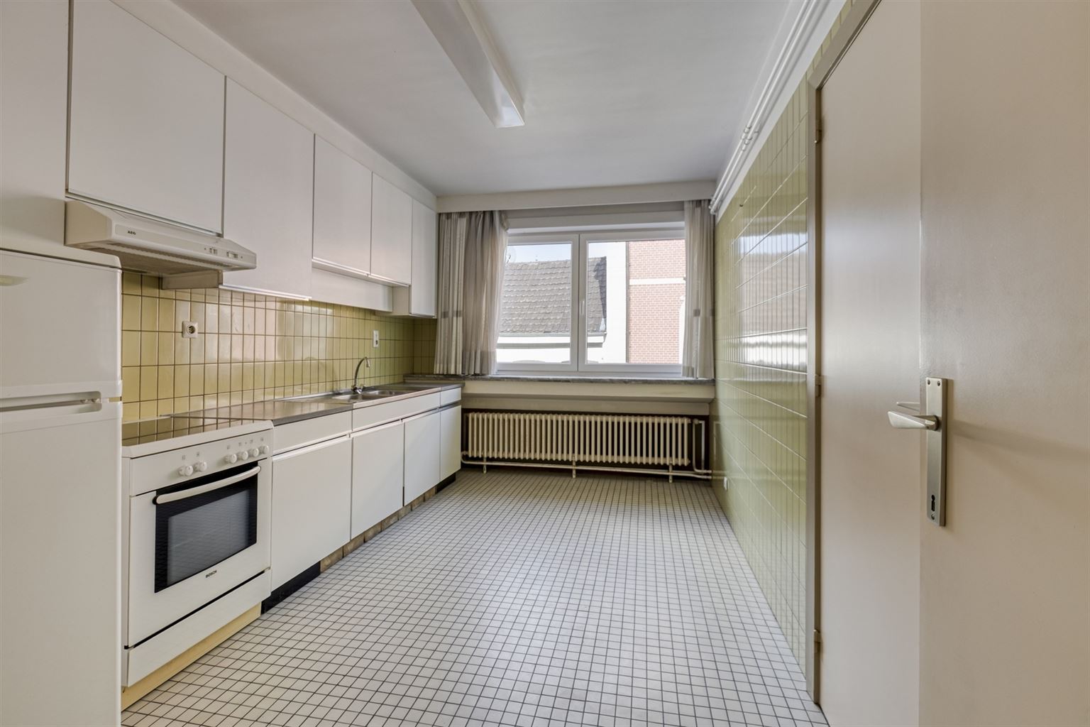 Prachtig ruim appartement met 3 slaapkamers en autostaanplaats gelegen in het hart van Maaseik. - foto 5