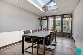 Welkom in deze charmante woning in het hart van Aalst! Deze instapklare woning combineert hedendaags comfort met een uitnodigende uitstraling,...