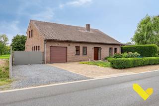 <p>Bekijk ook zeker de 3D virtuele tour en krijg zo nog beter een beeld van wat deze woning u te bieden heeft.<br /><br />Deze woning, gelegen in een rustige omgeving te Balen met een aangenaam grote tuin omvat volgende extra troeven dat het zeker de moeite waard maakt om deze woning te bezichtigen;<br /><br />*grondoppervlakte 15a 62ca - ruime tuin met achterliggend enkel groene vergezichten<br /><br />*zonnepanelen (22 stuks) met een thuisbatterij<br /><br />*vernieuwde keuken (2j) met veel aangenaam 'natuurlijk' lichtinval<br /><br />*2 slaapkamers op het gelijkvloers met een mogelijkheid van 3 extra slaapkamers op de zolder<br /><br />*vernieuwde badkamer met inloopdouche en enkele lavabo<br /><br />*verwarming op airco's (warm/koeling) en in de woonkamer een gezellige (hout) haard<br /><br />*zeer ruim huis dat instapklaar is en wat met de zolder nog veel mogelijkheden biedt voor grote gezinnen<br /><br />Wenst u meer info over deze woning of een vrijblijvende bezichtiging, contacteer dan ons kantoor op het nummer 014 30 02 08.</p>