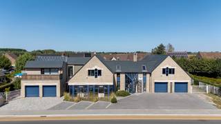 Dit ruime pand combineert een representatieve handelsruimte/kantoorruimte/showroom/praktijkruimte van 472m² met een comfortabel penthouse van 442m². KOM ZEKER EEN KIJKJE NEMEN!<br /><br />Het gelijkvloers omvat een statige inkomhal, balie, ruime toonzaal, meerdere kantoren, een landschapskantoor, kitchenette, toilet, bergruimtes en een les-/vergaderruimte. De beschikbare ruimtes kunnen bovendien eenvoudig worden aangepast en ingericht als ruime showroom, praktijkruimte of commerciële ruimte, afhankelijk van de gewenste invulling.<br /><br />De kantoren bieden een mooi uitzicht op de achtergelegen vijver, wat zorgt voor een aangename en rustige werkomgeving.<br />Vier garages, parkeergelegenheid aan zowel de voor- als achterzijde en een kelder zorgen voor extra comfort en praktische mogelijkheden.<br /><br />Op de verdieping bevindt zich een ruim penthouse met een aangename leefruimte, uitgeruste keuken, vier slaapkamers en een stijlvolle badkamer. De wellnessruimte met spa en sauna vormt een aangename extra en biedt de perfecte plek om na een drukke werkdag te ontspannen.<br /><br />Wenst u meer informatie of wilt u een bezoek inplannen?<br />Contacteer Henry Van Tornhout via henry@kmovastgoed.be of +32 474 13 37 93<br /><br />Stedenbouwkundige inlichtingen: woongebied, vergunningen, geen verkavelingsvergunning, geen rechterlijke herstelmaatregel of bestuurlijke maatregel opgelegd, geen voorkooprecht. Geen risicozone overstromingsgevoelig gebied. P-score = A, G-score = A, EPC: B