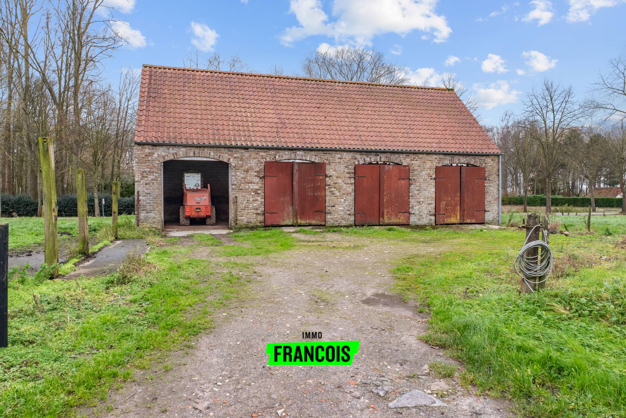 Te renoveren boerderij gelegen op een terrein van 5,3 hectare in het rustige Damme! - foto 5