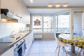  * Dit ruim 1 slaapkamer appartement is gelegen op enkele stappen van het strand. * Het appartement is perfect onderhouden! * De indeling is als...