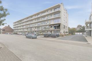 Dit gerenoveerde appartement bevindt zich in de rustige residentie ‘Christina’, op een gunstige locatie nabij het bruisende stadscentrum van Roeselare. Via de lift bereikt u vlot het appartement op de eerste verdieping.<br /><br />Bij het binnenkomen komt u in de inkomhal van hieruit bereikt u de lichtrijke leefruimte, de recent vernieuwde en volledig ingerichte keuken.<br />Verder beschikt het appartement over twee volwaardige slaapkamers en een vernieuwde badkamer, uitgerust met een inloopdouche en een lavabomeubel.<br /><br />Een absolute troef zijn de twee ruime terrassen, waarvan één voorzien is van een praktische berging. Daarnaast beschikt het appartement over een privatieve kelderberging, een gemeenschappelijke fietsenberging en parkeerplaatsen voor bewoners.<br /><br />Goed om weten: <br />Mogelijkheid tot aankoop van:<br />Garagebox aan <strong>€25.000,-<br /><br />Diverse renovatiewerken aan de gemeenschappelijke delen werden reeds uitgevoerd, waaronder het platte dak, de liften, de balkons en balustrades, de rookgasafvoerkanalen, de videofoon, de brievenbussen en de voortuin.</strong><br /><br />Bent u op zoek naar een instapklaar appartement op een rustige, maar centrale locatie, of naar een interessante vastgoedinvestering?<br />Dan is dit appartement absoluut een bezoek waard!