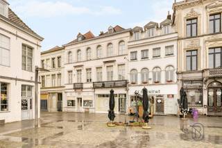 <p>Grote recent gerenoveerde handelsruimte gelegen in het hart van het historische centrum van Tournai, pal op de Place Saint-Pierre.<br /><br />Deze ruimte, momenteel ingericht als kapsalon en schoonheidsinstituut en met tal van mogelijkheden voor diverse activiteiten, bestaat uit het volgende:<br /><br />Een ruime handelsgelijkvloers van 173 m² bestaande uit een lichtrijke ontvangstruimte met een prachtig uitzicht op het plein, verlengd met een lichtrijke ruimte van ongeveer 40 m² met toilet. Een mezzanine, een kitchenette, een achterliggende ruimte van ongeveer 25 m², een tweede toilet en een mooie nieuwe douchekamer.<br /><br />Op de verdieping: twee mooie ruimtes met keukenruimte en twee inrichtbare zolders die bijkomende mogelijkheden laten vermoeden.</p>
