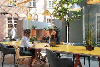 <p>Bent u op zoek naar een full-service privékantoor dat 24/7 beschikbaar is? <br />Of heeft u voldoende aan een plekje in de sfeervolle gemeenschappelijke werkruimte? </p>
<p>In het mooie, historische Paterspand te Turnhout - kan u kiezen uit diverse mogelijkheden. Van een virtueel kantoor tot een full-service privékantoor, vergader- en congreszalen met catering, de mogelijkheden zijn eindeloos. Klanten zullen bovendien gebruik kunnen maken van de nieuwe ondergrondse parking welke een rechtstreekse inrit zal hebben via de Paterstraat.<br /><br />Full service kantoren betekent volledig ontzorgen op vlak van infrastructuur en onthaal;<br />- volledig ingericht en uitgerust met kwalitatieve materialen<br />- onthaaldiensten, post- en telefoonbeheer<br />- unieke telefooninfrastructuur en internetconfiguratie met firewalls<br />- beheer van catering<br />- water, elektriciteit, verwarming<br />- dagelijkse schoonmaak<br />- taksen op het gebouw<br />- onroerende voorheffing<br />- ...</p>
<p>Bovendien kan elke klant gratis gebruik maken van de gemeenschappelijke werkruimten op volgende locaties. (Brussels Airport, Brussels Expo, Brussels Parliamant, Antwerp East,…)</p>
<p>1. Privékantoren: vanaf 700 euro/maand<br />2. Kantoor 2 pers: vanaf 700 euro/maand<br />3. Kantoor 4 pers: vanaf 1000 euro/maand<br />4. Kantoor 6 pers: vanaf 2000 euro/maand<br />5. co-working spaces: vanaf 219 euro/maand <br />6. vergaderzalen: vanaf 90 euro/dag<br />7. Ook mogelijkheid tot verhuur 1<sup>ste</sup> verdieping (+/- 600m²): prijzen op aanvraag</p>