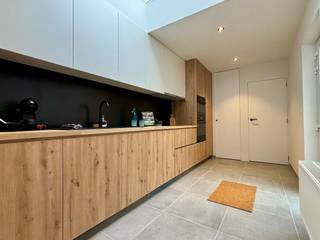 Welkom in de Koning Boudewijnstraat 12 te Kuurne. Deze prachtig gerenoveerde woning bevindt zich op wandelafstand van centrum Kuurne.<br /><br />Op het gelijkvloers hebben we de inkomhal die toegang geeft tot de lichtrijke leefruimte die opgedeeld is in 2 delen. Via de leefruimte komen we terecht in de luxueus afgewerkte keuken waar alle nodige toestellen aanwezig zijn. Via een dakkoepel geniet u de volledige dag van een lichtrijke keuken. Verder beschikt de keuken over een berging waar plaats is voor een wasmachine en droogkas. Tenslotte biedt deze woning nog een zonneterras en toilet op het gelijkvloers.<br /><br />Op het eerste verdiep bevindt zich een ruime slaapkamer, toilet en een prachtige badkamer met bad, douche en dubbele lavabo. De badkamer is voorzien van automatisch ventilatiesysteem.<br /><br />Tenslotte is er nog een ruime slaapkamer op het tweede verdiep. Deze is voorzien van twee velux ramen zodat er de hele dag door licht binnenkomt.<br /><br />TROEVEN WONING:<br />- Prachtig gerenoveerd -> volledig instapklaar<br />- Zonnepanelen<br />- Lichtrijk <br /><br />Bent u geïnteresseerd in deze woning? Neem dan vrijblijvend contact op met norman@vastgoednorman.be of bel naar 0479/40.24.84!