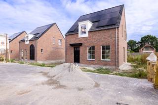 <strong>Ontdek Dokter Jozef Draulansstraat in Westerlo. Een kleinschalig nieuwbouwproject bestaandende uit 3 open bebouwingen in een nieuwe kindvriendelijke, doodlopende straat in de stille Kempen.</strong><br /><br />De woningen worden gerealiseerd door RDK, een familiebedrijf dat zich sinds 1971 focust op het bouwen van kwalitatieve, energiezuinige maar vooral betaalbare woningen die volledig voldoen aan de hedendaagse norm. Zo wordt er steeds gestreefd naar bijna-energieneutrale (BEN) woningen met een E-peil van max. 10.<br /><br /><strong>Kindvriendelijke, rustige omgeving in Heultje<br /><br /></strong>De Dokter Jozef Draulansstraat betreft een nieuwe, rustige en doodlopende straat in het hart van Heultje. Een dorp met een zeer centrale ligging tussen Westerlo, Wiekevorst, Hulshout en Morkhoven. Scholen, winkels, horeca en openbaar vervoer bevinden zich allen op korte afstand. De combinatie van rust en bovenstaande voorzieningen maken dit een perfecte uitvalsbasis voor jonge gezinnen die op zoek zijn naar een goede balans tussen comfort, levenskwaliteit en betaalbaarheid.<br /><br /><strong>Hedendaags comfort<br /></strong><br />De woningen worden gebouwd op mooie en onderhoudsvriendelijke percelen van 350 m². Een carport met aansluitende tuinberging zijn steeds inbegrepen. Ideaal voor wie graag buiten vertoeft.<br /><br />Elke woning is voorzien van drie slaapkamers en een uitgeruste badkamer met zowel inloopdouche, bad, dubbel lavabomeubel en toilet. Deze bevinden zich allen op de eerste verdieping.<br />De volledig ingerichte keuken en leefruimte vormen een aangenaam en open geheel en maken een mooie connectie met de tuin en bijhorend terras. Er wordt steevast gewerkt met een lucht-water warmtepomp met warmteafgifte door vloerverwarming. Ook zonnepanelen kunnen vandaag de dag niet ontbreken.<br /><br /><strong>Energiezuinig<br /><br /></strong>Een E-peil van maximaal 10 wordt steeds vooropgesteld. Dit wordt gerealiseerd door het gebruik van een lucht-water warmtepomp in combinatie met zonnepanelen alsook een ventilatiesysteem. Dit resulteert in een hoog wooncomfort en een lage energiefactuur.<br /><br />Voor het bekomen van de plannen, lastenboek of meer informatie mag u steeds contact opnemen met <strong>secretariaat@degroot-celen.be</strong> of via <strong>014/95 37 50.</strong>