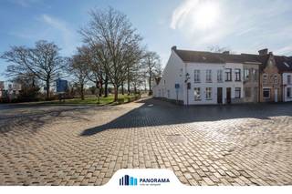 Deze prachtig gerenoveerde woning geniet van een uitzonderlijke ligging aan de idyllische Potterierei en de Kruisvest. Hier woont u in alle rust, en toch op wandelafstand van het bruisende centrum.<br /><br />De woning werd met oog voor detail en met kwalitatieve, energiezuinige materialen volledig vernieuwd, volledig conform de hedendaagse woonnormen. Authentieke charme en modern comfort gaan hier hand in hand. Dankzij de uitstekende isolatie, hoogrendementsbeglazing en een warmtepomp behaalt de woning een gunstig EPC-label A — klaar voor de toekomst.<br /><br />De woning geniet van volgende indeling: ruime inkomhal, volledig uitgeruste keuken aansluitend aan de woonkamer met open haard en eetruimte, terras, technische berging en gastentoilet. Op de eerste verdieping: nachthal, slaapkamer met dressing, badkamer met douche en badkamermeubel, terras, bijkeuken en polyvalente ruimte die kan fungeren als extra slaapkamer. de zolderverdieping is volledig afgewerkt tot slaapkamer. Als extra beschikt de woning over een functionele kelder. Kortom: een instapklare, energiezuinige woning op een unieke locatie in Brugge.<br /><br />Voor meer informatie of een vrijblijvend bezoek, neem contact op met Michiel op het nummer 0473 255 533.<br /> 