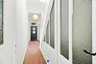 Karaktervolle & instapklare burgerwoning met mooie stadstuin in het centrum van Roeselare. De woning onderging een smaakvolle renovatie met behoud van een aantal authentieke elementen terwijl het wooncomfort werd aangepast aan de huidige normen.<br /><br />Te bezichtigen op de <strong>bezoekdag</strong> van <strong>zaterdag 22 augustus 2026</strong>.<br /><br /><strong>Indeling:</strong><br />Inkomhal met trap.<br />Ruime woonkamer, eethoek, volledig ingerichte keuken en toilet.<br />Kelder met technieken.<br /><br />Op het 1ste verdiep: <br />- ruime badkamer met inloopdouche, ligbad en lavabomeubel<br />- master bedroom<br /><br />Op de 2de verdieping:<br />- ruime slaapkamer<br />- slaapkamer met mezzanine<br /><br />Gezellige & private stadstuin met terras & gazon.<br /><br /><strong>Details:</strong><br />- cv op aardgas<br />- pvc schrijnwerk met dubbele beglazing<br />- bekabeling voor het aansluiten van zonnepanelen voorzien<br />- conform gekeurde elektriciteit<br />- postinterventiedossier in opmaak (beschikbaar bij akte)<br /><br /><strong>Bezoekdag:</strong><br />De woning wordt te koop aangeboden aan de richtprijs van 335.000 € op de bezoekdag van zaterdag 22 augustus 2026. Een afspraak maken is verplicht. Kandidaat-kopers kunnen op eenvoudig verzoek het verkoopdossier ontvangen ter voorbereiding van het bezoek. Na afloop van de bezoekdag kan men een bod uitbrengen via het document 'aankoopbod' en dit tot en met woensdag 26 augustus 2026 om 20u waarna de verkoper al dan niet het hoogste bod kan aanvaarden<br /><br /><strong>Contact:</strong><br />Voor meer informatie of een bezoek, contacteer Stijn op 0491 61 42 19 of info@stijndebusschere.be.