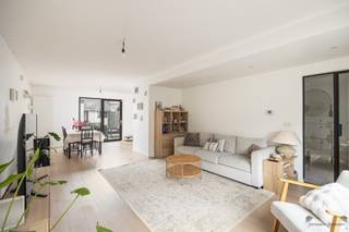 <p><span>Emiel van Hemeldonckstraat 11 - 2540 Hove - This beautiful, completely renovated house with garage and bicycle storage is located right in the center of Hove. The stores, schools, motorway and public transport are nearby. Layout: Ground floor:We enter the house through the beautiful entrance hall. Through the black steel door we get access to the spacious living room on parquet floor with the fully equipped open kitchen.From both the kitchen and the living room we get access to the landscaped garden. In the garden there is a large garage + multipurpose room / bicycle storage / ... Next to the garage is also the back entrance which leads to the Geelhandlaan. Second floor:through the beautiful staircase we go to the second floor.Here we find bedroom 1, bedroom 2 and bedroom 3 with an ensuite bathroom with shower and sink.Also the second bathroom is located on the second floor. Furthermore, on this floor we also find a toilet. Details:- Completely renovated house- Electricity compliant- EPC B label (157kWh/m²)- Located right in the center of Hove- Nice garden with garage and multipurpose room- Beautiful kitchen and bathrooms- Good mobiscore (8.4/10)- Good quality of living</span><span> </span></p>