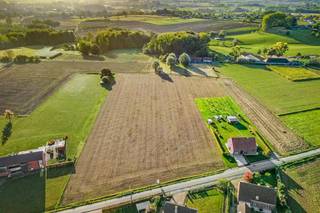 Net over de Vlaamse taalgrens (500 m), vinden we dit fantastisch stuk grond in Elzele (Ellezelles). Het perceel heeft een oppervlakte van maar liefst 5.032 m². <br />De ligging is uitstekend: rustig, met een weids uitzicht over groen en vlakbij het stadscentrum van Ronse (4,5 km) en de dorpskern van Elzele (Ellezelles - 3km). <br /><br />Kenmerken en indeling van het perceel:<br />- totale oppervlakte: 5.032 m²;<br />- ligging: de rustige Rue Cinquant te Ellezelles;<br />- oriëntatie: optimaal om te genieten van de natuurlijke lichtinval en het weidse zicht;<br />- bestemming: geschikt voor de bouw van een vrijstaande woning (gelijkvloers + verdieping onder dak)<br />- straatbreedte: 28,5 m<br />- perceeldiepte: 167,91<br /><br />Wenst u hier uw droomwoning te realiseren? Contacteer ons voor meer informatie omtrent de voorschriften.