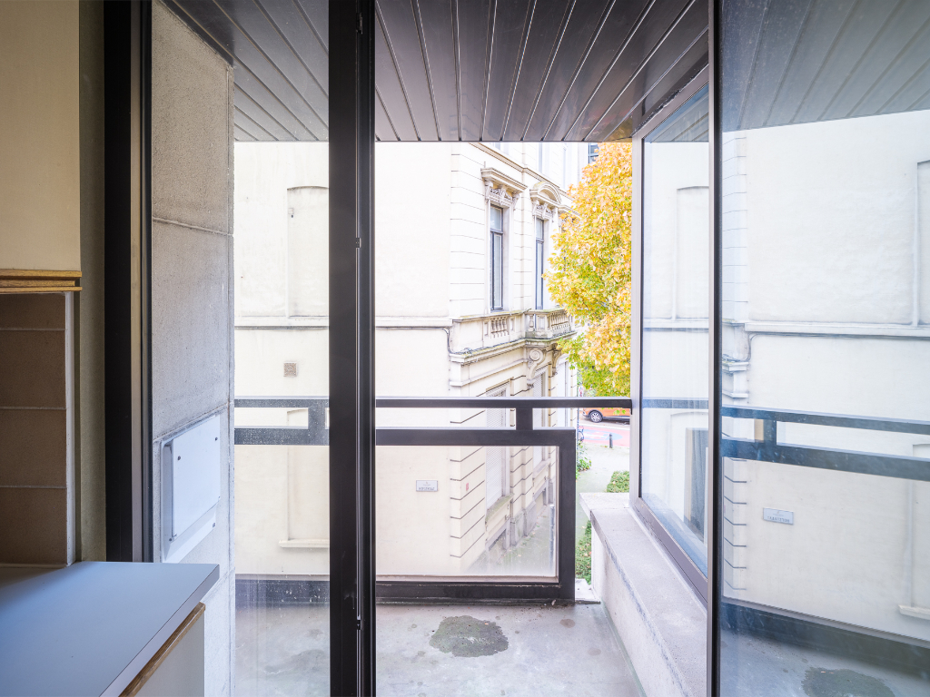 Regio Gent Zuid - Lichtrijk, op te frissen drieslaapkamer-appartement gelegen in een zijstraat van de muinkkaai met zicht op het water. - foto 4