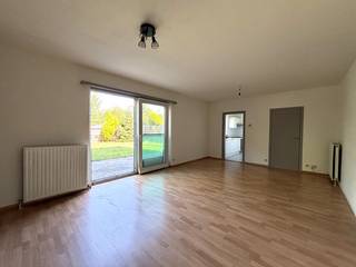 Dit appartement beschikt over een <strong>ruime inkomhal</strong> die toegang biedt tot de leefruimte, badkamer, berging en het aparte toilet.<br /><br />De <strong>lichtrijke leefruimte </strong>geniet dankzij het grote raam van een aangename verbinding met de<strong> tuin</strong> en het <strong>terras. </strong><br />Aansluitend bevindt zich de keuken, die mooi aansluit bij de leefruimte.<br /><br />De badkamer is uitgerust met een ligbad en twee wastafels. Eveneens zijn hier aansluitingen voor wasmachine en/of droogkast voorzien.<br /><br />Het appartement beschikt daarnaast over <strong>één ruime slaapkamer.</strong><br /><br />Verder is er een apart gastentoilet en een praktische berging.<br /><br />Het appartement wordt verwarmd via centrale verwarming op aardgas.<br /><br />Dit appartement is gelegen op een<strong> gunstige en centrale locatie in Zwijndrecht. </strong><br />In de nabije omgeving bevinden zich verschillende supermarkten, scholen en belangrijke invalswegen.<br /><br /><strong>Praktische informatie:</strong>
<ul>
<li>Onmiddellijk beschikbaar</li>
<li>Gemeenschappelijke kosten per maand: €25,-</li>
<li>Huurwaarborg: 3 maanden huur (€2.475,-)</li>
<li>Combi ingaande + uitgaande plaatsbeschrijving: € 285,- incl. 21% BTW (per partij)</li>
</ul>
Wil je dit appartement bezoeken? Contacteer ons via 03/775.78.79.<br /><br />Neem voor ons volledig huuraanbod een kijkje op http://www.immoselekt.be<br />