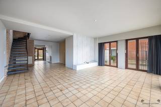 <p><span>Welkom in deze charmante woning in Rillaar, ideaal gelegen en boordevol potentieel.</span><span> </span></p><p><span> </span></p><p><span>Deze woning biedt een comfortabele leefruimte met een bewoonbare oppervlakte van 175m², verdeeld over drie ruime slaapkamers en een badkamer.</span></p><p><span> </span></p><p><span>Bij het betreden van de woning wordt u verwelkomd door een ruime woonkamer die baadt in natuurlijk licht, dankzij de grote ramen die de tuin verlichten. De woning straalt een warme, uitnodigende sfeer uit, mede door het gebruik van authentieke materialen.</span></p><p><span> </span></p><p><span>De keuken biedt voldoende ruimte voor culinaire creaties en leidt naar een aangename veranda, perfect om het hele jaar door van het buitenleven te genieten. De tuin biedt privacy en heeft alle potentieel om een klein paradijs te worden.</span></p><p><span> </span></p><p><span>Een van de grootste troeven van deze woning is de praktische indeling. De extra garage biedt niet alleen ruimte voor een voertuig, maar ook voor extra opslag of een werkplaats.</span></p><p><span> </span></p><p><span>Gelegen in een rustige en groene omgeving, toch dichtbij belangrijke verbindingswegen, winkels en scholen, heeft deze woning alles in zich om uw ideale thuis te worden. Mis deze unieke kans niet en plan vandaag nog een bezichtiging!</span></p><p><span> </span></p><p><span> </span></p><p><span>Indeling gelijkvloer:</span></p><p><span>Inkom, wc, woon_eetkamer, ing.keuken, berging, ruime veranda.</span></p><p><span> </span></p><p><span>Indeling 1e verdiep:</span></p><p><span>Nachthal, 3 slaapkamers, ing.badkamer.</span></p><p><span> </span></p><p><span>Indeling 2e verdiep:</span></p><p><span>Multiruimte en deels zolderruimte.</span></p><p><span> </span></p><p><span>Kelder:</span></p><p><span>Er is een kleine kelder aanwezig.</span></p><p><span> </span></p><p><span>Tuin:</span></p><p><span>Groene aangelegde omheinde tuin.</span></p><p><span> </span></p><p><span>Extra:</span></p><p><span>Aparte garage van 4m² aanwezig.</span></p><p><span>In tuin bijgebouw, momenteel ing. als mancave, maar mogelijkheid tot sport/hobby/andere ruimte.</span></p><p><span>Vooraan 2 aangelegde parkeerplaatsen.</span></p><p><span> </span></p><p><span>Voor meer info of vrijblijvende afspraak, bel 0487/66 33 60 of mail ronnystorms@janssenenjanssen.be</span></p><p><span> </span></p>