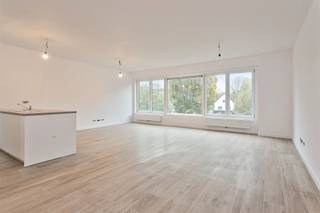 <p><span>Te huur: twee slaapkamer appartement te Wilrijk</span></p><p><span> </span></p><p><span>Dit appartement is gelegen op de tweede verdieping. Je betreedt het appartement via de inkomhal die je toegang geeft tot een ruime, lichtrijke leefruimte met open keuken. De grote ramen zorgen voor veel lichtinval. </span></p><p><span> </span></p><p><span>De vloer is een parkettegel die volledig doorloopt in het appartement en vormt samen met de zwarte en witte accenten een zeer hedendaagse afwerking. </span></p><p><span> </span></p><p><span>De keuken is uitgerust met alle moderne inbouwtoestellen: inductiekookplaat, dampkap, oven en vaatwasser. Aan het keukeneiland kan je 's ochtends lekker ontbijten.</span></p><p><span> </span></p><p><span>In de inkomhal bevindt zich een aparte wc alsook een aparte berging waar je je wasmachine en droogkast kan aansluiten. Verder zijn er de twee ruime slaapkamers aan de achterzijde van het gebouw, die uitkijken op een groene omgeving.</span></p><p><span> </span></p><p><span>De moderne badkamer beschikt over een inloopdouche, een lavabomeubel met spiegelkast en een handdoekendroger. </span></p><p><span> </span></p><p><span>Naast het gebouw kan je gemakkelijk je fiets opbergen in de fietsenberging.</span></p><p><span> </span></p><p><span>Omdat de nutsvoorzieningen privatief zijn, beperkt de maandelijkse provisie zich tot enkel het verbruik van gemeenschappelijke delen - €10/m. </span></p><p><span> </span></p><p><span>Buitenstaanplaats verplicht bij te huren voor 60€/maand. </span></p><p><span> </span></p><p><span>Beschikbaar: onmiddellijk</span></p>