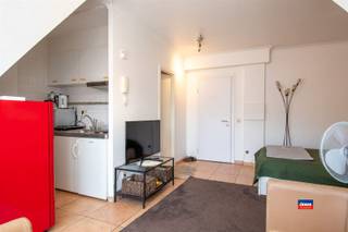 <p><span>ANTWERPEN |APPARTEMENT OP EEN ABSOLUTE TOPLOCATIE AAN HET STEEN | GELEGEN OP DE ZESDE VERDIEPING VAN EEN MONUMENTAAL GEBOUW MET LIFT | EPC 222 (C) |</span></p><p><span>Op de zesde verdieping van de verzorgde residentie "De Gouden Reaal" bevindt zich dit lichtrijke instapklare éénslaapkamer appartement. </span></p><p><span>Indeling als volgt: Lichtrijke woonkamer - Slaapkamer - Keuken met genoeg opbergplaats - Badkamer met douche, toilet en lavabomeubel. </span></p><p><span> </span></p><p><span>De flat is momenteel verhuurd voor 900 euro per maand.</span></p><p><span> </span></p><p><span>extra troeven: </span></p><p><span>- Zeer gunstig gelegen op een toplocatie in het historisch centrum</span></p><p><span>- Gemeenschappelijk terras met knap uitzicht op de oude stadskern  (Het Steen / Schelde / het Stadhuis / ...) op hetzelfde verdiep als het appartement</span></p><p><span>- Elektriciteit conform tot 2038</span></p><p><span>- 2 liften aanwezig in het gebouw</span></p><p><span>- Gemeenschappelijke fietsenstalling</span></p><p><span>- Erfpacht tot 2074 (met vergoeding)</span></p><p><span>- Recente collectieve, condenserende verwarmingsketel (2019)</span></p><p><span>- Asbestveilig</span></p><p><span> </span></p><p><span>BNB verhuur niet toegestaan (beslissing VME).</span></p><p><span>De maandelijkse kosten bedragen ongeveer 200 euro (voor syndicus, blokpolis, provisie verwarming, water, spaarfonds, minuterie, onderhoud, lift, ...).</span></p><p><span><br /><br /><br /></span></p>