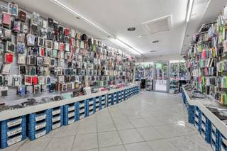 In het hart van Aalst, in een levendige winkelstraat, staat dit commercieel gebouw te koop. Het pand beschikt over een grondoppervlakte van 80...