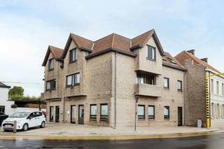 Dit aangename appartement combineert ruimte en licht.De ruime woonkamer geniet van een mooie natuurlijke lichtinval en sluit naadloos aan op de...