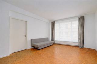 <p><span>Dit instapklare appartement geniet van een </span><span>topligging</span><span>, vlak achter het oude Gerechtsgebouw. Op wandelafstand bevinden zich het Theaterplein, het Mechelseplein, het Zuid en het historische stadscentrum. Winkels, restaurants en openbaar vervoer bevinden zich letterlijk achter de hoek.</span></p><p><span> </span></p><p><span>Het appartement is gelegen op de 4de verdieping van een verzorgd gebouw met lift en heeft een oppervlakte van ca. 56m² (volgens EPC). De </span><span>grote ramen en hoekligging </span><span>zorgen voor veel lichtinval. Het appartement werd </span><span>goed onderhouden</span><span> en het dak en de gevel zijn 2 jaar geleden grondig gerenoveerd. </span></p><p><span> </span></p><p><span>Indeling</span></p><p><span>- gelegen op de 4de verdieping</span></p><p><span>- inkomhal met inbouwkast en aansluiting WM/DK</span></p><p><span>- lichtrijke woonkamer (ca. 25m²)</span></p><p><span>- aparte keuken</span></p><p><span>- slaapkamer (ca. 18m²)</span></p><p><span>- badkamer met douche, lavabo en toilet</span></p><p><span> </span></p><p><span>Troeven</span></p><p><span>- topligging in Antwerpen</span></p><p><span>- EPC-score B</span></p><p><span>- veel natuurlijke lichtinval dankzij hoekligging</span></p><p><span>- dak en gevel recent vernieuwd</span></p><p><span>- mogelijkheid tot leeg opleveren bij akte</span></p><p><span>- deaal als startersappartement of investering</span></p><p><span> </span></p><p><span>Ben jij geïnteresseerd in dit appartement in Antwerpen, ben je op zoek naar ander vastgoed of wens je de waarde van jouw eigendom te kennen? Dan ben je bij BOLT immo aan het juiste adres! Wij helpen jou graag verder.</span></p><p><span> </span></p>