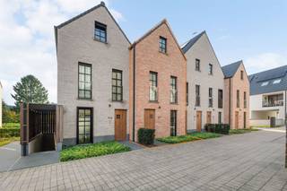 <p><span>Prachtige woning pal in centrum!</span></p><p><span> </span></p><p><span> Belangrijkste troeven:</span></p><p><span> - Centrale ligging pal in centrum</span></p><p><span>- Kwalitatief afgewerkt</span></p><p><span>- Energiezuinig (E10) dankzij oa zonnepanelen</span></p><p><span>- De beste technieken: warmtepomp met vloerverwarming en -koeling</span></p><p><span>- Verrassend ruim met 4 slaapkamers</span></p><p><span>- Verkoop onder 2% registratie! </span></p><p><span> </span></p><p><span>Bekijk zeker ook de 3D virtuele rondleiding en de grondplannen met de afmetingen. Zo krijgt u van thuis uit al een perfect beeld van wat deze woning te bieden heeft! </span></p><p><span> </span></p><p><span>Wenst u meer info of een vrijblijvende bezichtiging, contacteer dan ons kantoor op het nummer 014 39 99 99 en wij helpen u graag verder. </span></p>