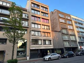 Zeer mooi recent afwerkt en groot handelspand met tuin van 385 M2 aan spotprijs van 2500 euro. huur per maand of 190.000 euro te koop. Instapklaar ! Voorheen was dit een bank. Alu-buitenschrijnwerk overal volledig vernieuwd. Goede kwaliteit.<br />Ideaal voor grote dokterspraktijk, kinesistenpraktijk , verzekeringkantoor, immo-kantoor , bank … of zelfstandigen die woonst met tuin willen achter hun handelszaak. <br />Indeling: ontvangstruimte , middenruimte en talrijke ruime bureaucellen in glas. Er is airco verwarming in elke bureau . Alle technische installaties (leidingen , aircogroep , verwarming zijn nieuw (zoals grote aircogroep , gasinstallatie ). Ook is er een ruimte met kluisjes met megasterke deur (was voorheen bank). <br /><br /> <br />Ideaal pand voor mensen die vooruit willen willen in het leven. Abestattest - geen opmerkingen. <br /><br />Werd recent verkocht aan investeerder. Mocht je lang aandringen zou laatste het zeker in overweging nemen om het terug te verkopen. <br /><br />Mogelijkheid tot plaatsen van fietsen en tevens mogelijkheid van berging bij te huren. <br /><br />Voorheen waren er meer ramen voorzien in de voorgevel. Mits kleine bouwvergunning kan men indien met het wenst terugkeren naar de oorspronkelijke opvatting.