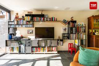 Deze perfect onderhouden woning combineert ruimte, comfort en energiezuinig wonen. De woning beschikt over 4 volwaardige slaapkamers en 2 badkamers, waarvan één recent vernieuwd werd met een moderne inloopdouche. De tweede badkamer kan nog naar eigen smaak worden opgefrist.<br /><br />Buiten geniet u van een grote, groene tuin met vijver en terras, een bijzonder aangename plek om tot rust te komen in alle privacy. De woning is gelegen in een rustige straat met weinig verkeer, vlakbij een tramhalte, winkels en alle voorzieningen. Het centrum van Gent bereikt u bovendien in slechts 15 minuten fietsen.<br /><br />Doorheen de jaren werden tal van kwalitatieve renovaties uitgevoerd, waaronder een vernieuwd en geïsoleerd dak, condenserende gasketel, moderne keuken, 10 zonnepanelen, spouw- en zolderisolatie, hoogrendementsbeglazing en een vernieuwd plat dak met EPDM en 15 cm isolatie. Ook de riolering, garagevloer, dakgoten en waterleidingen werden recent vernieuwd.<br /><br />Kortom, een instapklare woning met veel ruimte, een uitstekende ligging en tal van energetische investeringen. Ideaal voor gezinnen die comfortabel en zorgeloos willen wonen nabij Gent.<br /><br />Contacteer Top Vastgoed voor meer info en een bezoek op 0475 700 700.