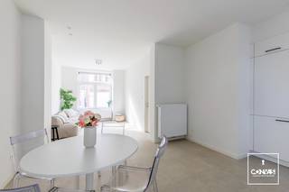 Deze <strong>volledig gerenoveerde</strong> woning met <strong>drie ruime slaapkamers</strong> is gelegen op fietsafstand van het Gentse stadcentrum (2,5km).<br /><br />Via de inkomhal, voorzien van een gastentoilet en toegang tot de ruime kelder, komt u in de <strong>lichtrijke leefruimte </strong>met eetplaats en een volledig voorziene keuken. Via de grote raampartijen is er toegang tot de <strong>gezellige stadstuin</strong>, die via een handig achterdeurtje aansluit op het Fluweelpark. <br />Op de eerste verdieping bevinden zich een ruime slaapkamer en een <strong>stijlvolle badkamer </strong>met ligbad, douche en dubbele wastafel. De tweede verdieping biedt plaats aan nog twee volwaardige, ruime slaapkamers.<br /><br />Deze instapklare woning wordt gekenmerkt door haar <strong>aangename lichtinval</strong>, ruimtelijk gevoel en <strong>hoogwaardige afwerking</strong>. Ook de centrale ligging vormt een extra troef, gemakkelijk bereikbaar zowel met de fiets als met de wagen.<br /><br />Interesse in deze knap gerenoveerde, leuke woning? <strong>Contacteer Gijs</strong> via het contactformulier of <strong>gijs@convas.be</strong>