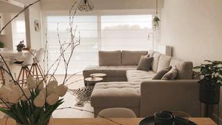 Zeer mooi gerenoveerd appartement rustig gelegen aan de rand van Berlaar.<br /><br />Dit appartement gelegen op de 2e verdieping beschikt over een kleine inkomhal, living met geïntegreerde moderne keuken met grote raampartijen die zorgen voor veel lichtinval en een gevoel van ruimte, badkamer met bad/douche en lavabo, 2 gezellige slaapkamers, apart toilet.<br /><br />Er is tevens een garagebox inbegrepen.<br /><br />- beschikbaar vanaf 1 november<br />- 50€ / maand gemeenschappelijke kosten<br />- GEEN lift<br /><br />Bekijk nu reeds de foto's op onze website www.dplusvastgoed.be<br />Voor meer informatie of voor een bezoek bel 0497 71 29 18 of mail vicky@dplusvastgoed.be