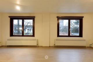 <p><span>GAND - Kortrijksesteenweg : Vous recherchez </span><span>un appartement rénové </span><span>à louer à Gand</span>,<span>près de la gare Saint-Pierre </span><span>? Alors ce bien pourrait vous intéresser.</span></p><p><span> </span></p><p><span>Ses principaux atouts en bref :</span></p><ul><li><span>Situé près du parc de la Citadelle et de la gare Saint-Pierre de Gand</span></li><li><span>Appartement rénové</span></li><li><span>Situation calme</span></li><li><span>Facilement accessible en transports en commun, à vélo et en voiture</span></li></ul><p><span> </span></p><p><span>Voici la disposition des lieux :</span></p><p><span>L'appartement se trouve au premier étage de l'immeuble, sans ascenseur. </span></p><p><span>Il comprend : un hall d'entrée, un séjour avec cuisine ouverte, une chambre, une salle de bains (douche, lavabo, WC). </span></p><p><span>Local à vélos commun inclus.</span></p><p><span> </span></p><p><span>Loyer : € 750 + €70 de charges communes, électricité, gaz et eau. </span></p><p><span>Disponible immédiatement. Résidence obligatoire.</span></p><p><span> </span></p><p><span>Contactez l'agence immobilière Axel Lenaerts pour une visite : 09 245 24 24 ou <span>gent@axellenaerts.be</span></span></p><p><span> </span></p>