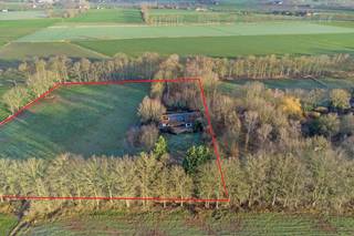 Landelijk gelegen bevindt zich dit vrijstaand huis te Maldegem te koop, dat u naast een perceel van 14.953m², eindeloze en rustgevende,...