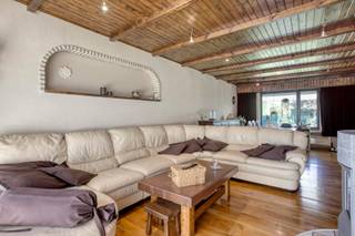 Rustig gelegen gelijkvloerse woning met 3 slaapkamersINDELINGGelijkvloersDe inkomhal leidt naar de leefruimte (36m²) op parket en naar de gang.Via de...