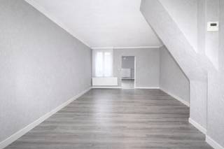 Instapklare gezinswoning met 4 slaapkamers en EPC B op centrale ligging in Sint-Niklaas<br /><br />Bent u op zoek naar een instapklare woning die ruimte, comfort en een centrale ligging combineert? Dan is deze charmante gezinswoning gelegen in de Aerschotstraat 68 te Sint-Niklaas zeker een bezoek waard. Ideaal voor starters, jonge gezinnen of investeerders die op zoek zijn naar een kwalitatief onderhouden woning.<br /><br />Bij het betreden van de woning komt u in een lichtrijke leefruimte met een aangename, huiselijke sfeer. Aansluitend bevindt zich de gesloten keuken, praktisch ingericht en voorzien van voldoende opbergmogelijkheden en toestellen. Verder beschikt het gelijkvloers over een moderne badkamer met inloopdouche en toilet, evenals een aparte wasplaats met aansluiting voor wasmachine en droogkast. Vanuit de woning heeft u toegang tot een gezellige koer waar u in alle rust van de buitenlucht kunt genieten.<br /><br />Op de eerste verdieping bevinden zich twee ruime slaapkamers. De tweede verdieping biedt nog eens twee volwaardige slaapkamers, ideaal voor een groter gezin, hobbyruimte of thuiskantoor.<br /><br />Een belangrijke troef van deze woning is het gunstige EPC-label B, wat zorgt voor energiezuinig wonen en lagere energiekosten.<br /><br />De ligging is bijzonder aantrekkelijk: rustig gelegen, maar toch op wandelafstand van winkels, scholen, openbaar vervoer en het station van Sint-Niklaas. Alle dagelijkse voorzieningen bevinden zich binnen handbereik.<br /><br />Troeven:<br /><br />Instapklaar<br />4 volwaardige slaapkamers<br />EPC-label B<br />Centrale maar rustige ligging<br />Ideaal voor gezinnen of investering<br /><br />Interesse? Neem vandaag nog contact op voor een bezoek en ontdek zelf het potentieel van deze woning.