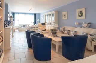 Dit lichtrijk appartement te koop is op de eerste verdieping van de goed onderhouden residentie South Bay langs de nieuwpoortsesteenweg te Oostende - Mariakerke. Dankzij deze centrale, doch rustige ligging bevindt u zich op 500m van zee en strand en bovendien geniet u een vlotte verbinding naar de E40 en het centrum van Oostende. Het is gelegen op een uitstekende locatie in Oostende en biedt u alle comfort.Indeling: - inkomhall- ruime leefruimte gelegen aan de achterzijde met toegang tot het prachtig zonneterras (10m²)- afzonderlijke keuken uitgerust met een dubbele spoeltafel, elektrisch fornuis, vaatwas, frigo met vriesvakje en oven. - berging 1 aansluitend op de keuken voorzien van aansluiting wasmachine- badkamer voorzien van een dubbel lavabomeubel met spiegelkast, douche en ligbad- slaapkamer 1 (11m²)- slaapkamer 2 (8m²)- berging 2- afzonderlijk toilet met handwaslavaboBovendien is er mogelijkheid tot het aankopen van een garagebox in het gebouw en/of een buitenstaanplaats. Tevens kan u gebruik maken van de ruime gemeenschappelijke fietsenberging! Pluspunten:- goed onderhouden residentie (2004)- EPC label A!- nieuwe brander (VIESSMANN)- zonneterras- centrale ligging - instapklaar- gemeenschappelijke fietsenberging- mogelijkheid aankopen garagebox en/of autostaanplaats- mogelijkheid overname meubelsNeem vandaag nog contact met ons op voor een bezichtiging van dit appartement te koop in Oostende en laat u overtuigen door zijn vele troeven.Bestuursmaatregelen in het maatregelenregister: nee