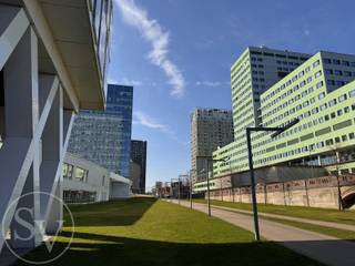 <p>Hoek-studentenkamer gelegen op de 1ste verdieping van Residentie Parktoren – tussen het Eilandje en Park Spoor Noord. Dit aanbod omvat:<br /><br /></p>
<ul>
<li>
<p><strong>Studentenkamer 1X (30,2 m²) + terras (18,8m²)</strong></p>
</li>
<li>
<p><strong>Parking P89 (niveau −1),</strong> te koop aan €27.000</p>
</li>
<li>
<p><strong>Fietshaak nr ?<br /><br /></strong></p>
</li>
</ul>
<h3>Beschrijving van de kamer</h3>
<p>Deze aantrekkelijke studentenkamer is gezellig ingedeeld en ligt op de hoek van het gebouw, orientatie Park Spoor Noord/centrum stad. De leef/slaapruimte is voorzien van een keukenwand en toegang tot het terras. De badkamer is uitgerust met een douche, lavabo en toilet en heeft een groot raam welk zorg voor natuurlijk licht en ventilatie. Het hoekterras met uitzicht richting Park Spoor Noord en centrum stad is bijna 19m² groot. Hierop kan je in de ochtend en middag genieten van de zon. Er is tevens een compacte bergruimte met aansluiting voor je wasmachine, én op de gemeenschappelijke gang vind je een extra privatieve bergkast. <br />Ideaal als investering of als kamer voor je studerende zoon of dochter.</p>
<h3>Huidige huursituatie</h3>
<ul>
<li>
<p>Huurcontract, van oorsprong 1 jaar, gestart op 15 november 2023</p>
</li>
<li>
<p>Huurprijs studentenkamer: €550 + €85 servicekosten</p>
</li>
<li>
<p>Parking verhuurd voor €75/maand (geïndexeerd 2024: €88,88 - HC onbepaalde duur, één maand opzegtermijn)</p>
</li>
</ul>
<h3>Kosten voor de eigenaar</h3>
<ul>
<li>
<p>Gemiddelde maandelijkse gemeenschappelijke kosten: €127 (inclusief verwarming) en €9 voor de parking</p>
</li>
<li>
<p>Gemiddeld elektriciteitsverbruik: €66/maand (door te rekenen aan huurder)</p>
</li>
<li>
<p>Watermeter individueel, gas &amp; elektriciteit collectief</p>
</li>
</ul>
<h3>Architectuur weetje</h3>
<p>Residentie Parktoren, ontworpen door Studio Farris Architects, werd in 2015 genomineerd voor de Architizer A+ Award.</p>