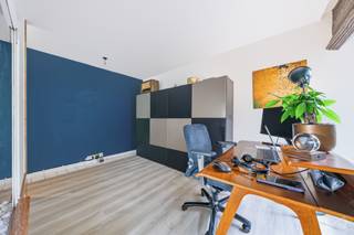 Info : bruxelles.ouest@weinvest.be of 02 315 77 22  |   Jette – Mooi appartement met 2 slaapkamers, zuidgericht terras en uitzicht op het groen<br /><br />Dit aangename appartement met twee slaapkamers bevindt zich op de 4de verdieping van een goed onderhouden gebouw met lift en geniet van een uitstekende ligging op de grens tussen Jette en Wemmel. U woont hier in een groene, residentiële omgeving, vlak bij de Jetse Tuinen, de Ring, de belangrijkste invalswegen, de Brusselse tunnels en het openbaar vervoer. Ook Franstalige en Nederlandstalige scholen en ziekenhuizen zoals het UZ Brussel en het Brugmannziekenhuis zijn vlot bereikbaar.<br /><br />Het appartement verkeert in goede algemene staat en bestaat uit een inkomhal met veiligheidsdeur en vestiaire, een ingerichte keuken en een lichtrijke woonkamer met een aangename bureauruimte. De woonkamer geeft uit op een mooi zuidgericht terras met een vrij uitzicht op het groen, de ideale plek om volop van de zonnige dagen te genieten.<br /><br />De nachthal geeft toegang tot een apart toilet, een bergruimte, twee slaapkamers en een badkamer. Eén van de slaapkamers beschikt bovendien over een eigen terras.<br /><br />Het appartement beschikt over een privatieve kelder, houten raamprofielen en een gemeenschappelijke verwarmingsketel op gas.<br /><br />Het appartement is momenteel verhuurd en bewoond door een huurder en vormt daardoor ook een interessante investeringsopportuniteit, met een bestaande huurder.<br /><br />Een garage is beschikbaar tegen een meerprijs van 25.000€.<br /><br />Een lichtrijk en comfortabel appartement op een mooie locatie, vlak bij alle voorzieningen, in een groene omgeving met uitstekende verbindingen.<br /><br />EPC : E – CO₂-uitstoot: 49 kg/(m².jaar) – Energieverbruik: 246 kWhEP/(m².jaar).<br /><br />Ontdek al onze exclusieve panden op onze website :  WWW.WEINVEST.BE