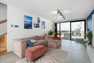 <p><strong>Ben je op zoek naar een recente nieuwbouwduplex (2020) met 3 slaapkamers, 3 terrassen en ondergrondse parkeerplaats in Aalst? Gevonden!</strong></p>
<p>In een rustige wijk, op fiets- en wandelafstand van het centrum van Aalst, het station en het OLV-ziekenhuis, vind je deze stijlvolle nieuwbouwduplex uit 2020. Dankzij de ligging geniet je hier van rust én een uitstekende bereikbaarheid. Het appartement bevindt zich op de tweede en derde verdieping van een verzorgd gebouw met lift en biedt alle comfort dat je vandaag verwacht. Wat deze eigendom echt uniek maakt, zijn de maar liefst drie terrassen. Hierdoor geniet je op elk verdiep van een aangename buitenruimte en extra lichtinval, wat zorgt voor een bijzonder ruim en open gevoel. Met EPC-label A, een condensatieketel, hoogrendementsglas, zonnepanelen en een ventilatiesysteem type D woon je hier bovendien energiezuinig en toekomstgericht. Ook de conforme elektrische keuring en videofoon zijn mooie extra troeven. Op de ondergrondse verdieping beschik je daarnaast over een private parkeerplaats en kelderberging, die verplicht zijn aan te kopen voor de prijs van 25.000 euro.</p>
<p>Je komt binnen via de inkomhal met apart toilet. De lichtrijke leefruimte sluit mooi aan op de volledig geïnstalleerde keuken en biedt toegang tot het eerste ruime terras van maar liefst 20 m². Verder vind je op deze verdieping een praktische berging, een eerste badkamer met douche en twee slaapkamers, die eveneens toegang hebben tot een eigen terras. Via de praktische trap bereik je de bovenverdieping, waar zich de master bedroom bevindt met dressing en een tweede badkamer met ligbad. Ook hier geniet je opnieuw van een extra terras, wat deze duplex een uitzonderlijk wooncomfort geeft.<br /><br />Verplichte aankoop van staanplaats en berging voor 25.000 euro. </p>