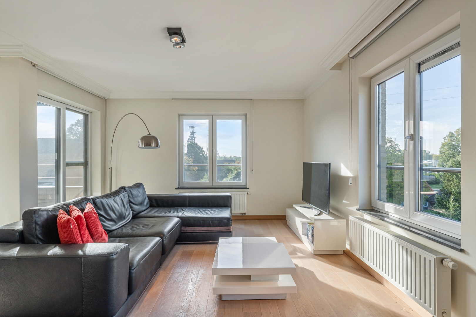 Exclusief penthouse met ruim terras, 2 slpk, extra brede autostaanplaats, centrum Houthalen - foto 4