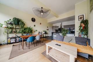 Info en bezoeken: maxime.l@weinvest.be | 02 315 77 22<br /><br />Wij hebben het genoegen u deze loft voor te stellen, gelegen in een voormalige industriële wijk in volle transformatie, dankzij talrijke reconversieprojecten naar woongelegenheden.<br /><br />De omgeving geniet van een uitstekende bereikbaarheid:<br /><br />Supermarkten op enkele minuten (Carrefour Express, Lidl, Okay City)<br />Centrum bereikbaar in 10 minuten<br />Openbaar vervoer op wandelafstand: metro Delacroix | Aumale | Jacques Brel | Weststation | Zuidstation | tram 82<br />Kleine lokale parken (Marie-Josépark, Tuinen van de Vierwinden)<br />Diverse lopende stadsontwikkelingsprojecten<br />Kinderdagverblijven en scholen op wandelafstand | schoolcampussen in de onmiddellijke nabijheid<br />Openbare diensten en medische centra<br /><br />Naast het feit dat de wijk bijzonder goed verbonden is, stellen wij u vandaag een loft van ±118 m² voor in een recent gebouw (2006), als volgt ingedeeld:<br />Dubbele inkomhal, leefruimte met eetgedeelte en volledig uitgeruste open keuken, nachthal, apart toilet, slaapkamer, douchekamer, master bedroom met eigen badkamer. De ruimtes zijn licht en ruim. Een kelder en vooral een gemeenschappelijke binnenplaats vervolledigen dit pand.<br /><br />De loft beschikt over een EPC D, en voldoet daarmee aan de normen van morgen. Merk bovendien op dat de mede-eigendom recent het dak heeft geïsoleerd, wat een nog betere score mogelijk maakt. Elektriciteit conform tot 2034.<br /><br />Wacht niet langer en contacteer ons voor meer informatie!