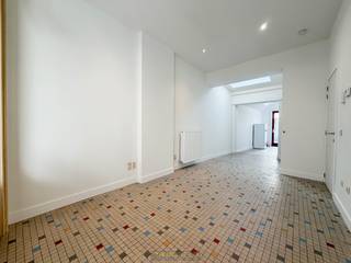 Op een toplocatie, op wandelafstand van het bruisende centrum van Ronse én het station, vindt u dit charmante gelijkvloerse appartement. Het is gelegen in een verzorgd en rustig appartementsgebouw.<br /><br />De indeling is als volgt: een lichtrijke woonkamer, keuken, één slaapkamer, een apart toilet, badkamer en een praktische kelder voor extra bergruimte.<br />Buiten geniet u van een gezellig koertje met handige zijuitgang.<br /><br />GEEN SYNDICKOSTEN<br /><br />Adres: Charles Vandoorenstraat 11 bus 0001 - 9600 Ronse<br />Onmiddellijk beschikbaar<br />Huurprijs: €725,00/maand<br />EPC: 119kWh/m²/jaar.