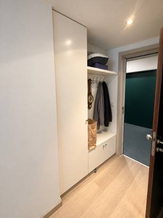 INSTAPKLARE SERVICEFLAT T OP DE 2 STE VERD.<br /><br />hal met praktische ingemaakte kasten, Gezellige leefruimte met veel lichtinval met open ing. vrij recente keuken, berging<br />badkamer met douche en badmeubel , 1 slaaphoek <br />Er is een sfeervol ingericht salon waar je gratis thee en koffie kan krijgen en een aangenaam restaurant waar je elke dag aan een zeer democratisch prijs een menu kan eten.<br />Parktuin waar je in de zomer kan vertoeven.<br />Parkeerplaats voor bewoners en bezoekers. eventuele opbrengst bij verhuur ongeveer 515 Euro.<br />EPC 96<br />rendement van 4 % bij verhuur