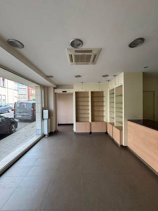 <p>Gelegen in een rustige wijk van Ukkel, vlak bij de Square des Héros en met een uitstekende bereikbaarheid via tram en bus, biedt deze commerciële ruimte van ca. 75 m² een ideale locatie voor een vrij beroep, een medische praktijk, een kinesitherapiepraktijk, een tandartspraktijk, een dierenartsenpraktijk of een andere dienstverlenende activiteit. Het pand, voorheen ingericht als apotheek, beschikt over een praktische indeling, een etalage aan de straatzijde die zorgt voor een uitstekende zichtbaarheid en een prachtig privatief terras van ca. 50 m². Het kantoor verkeert in goede staat van onderhoud en is uitgerust met een perfect werkende airconditioning en een functioneel alarmsysteem. Een kelder van ca. 4 m² vervolledigt het geheel. Parkeren is eenvoudig dankzij de blauwe parkeerzone met 2 uur gratis parkeren, een belangrijke troef voor uw cliënteel. De maandelijkse provisie voor de kosten, met inbegrip van de gemeenschappelijke lasten en de individuele verwarmingskosten, bedraagt <strong>€165/maand</strong>.</p>
