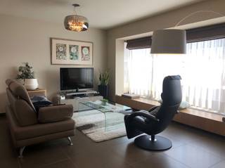 <p><span>Appartement de 3 chambres situé au premier étage, dans le centre d'Audenarde.</span></p><p><span> </span></p><p><span>AGENCEMENT</span></p><p><span>Au rez-de-chaussée, la maison comprend un hall d'entrée, un garage et un débarras.</span></p><p><span>Au premier étage, vous trouverez le salon avec cuisine ouverte.</span></p><p><span>Au deuxième étage, vous trouverez 3 chambres et une salle de bains.</span></p><p><span>Un jardin urbain calme et facile d'entretien ainsi qu'une terrasse constituent des atouts supplémentaires de cette maison.</span></p><p><span> </span></p><p><span>INFORMATIONS PRATIQUES</span></p><p><span>La maison est en cours de ravalement et sera disponible à partir du 1er septembre.</span></p><p><span>Demandez une visite via notre site immodhondt.be</span></p>