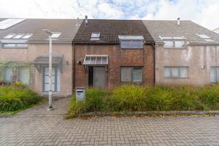 <p>Interesse of vragen? Contacteer Dimitry Van Hinsbergh via dimitry@copandi.be of +32 493 37 27 43.<br /><br />Deze charmante woning is gelegen in een groen, rustig en kindvriendelijk woonerf in Brasschaat en beschikt over openbare parkeergelegenheid voor de woning en mogelijkheid tot overname van garagebox.<br /><br />Je komt binnen via de inkomhal met apart toilet en bereikt de lichtrijke leefruimte met zicht op de tuin. De aparte, volledig ingerichte keuken sluit hier mooi op aan.<br /><br />Op de eerste verdieping zijn er twee slaapkamers, een badkamer en een open polyvalente ruimte (bureau of speelkamer). De tweede verdieping biedt een ruime derde slaapkamer en twee bergruimtes met uitbreidingspotentieel.<br /><br />De grote, zonnige tuin met treurwilg vormt een echte troef en biedt volop ruimte om te ontspannen.<br /><br />Een woning met karakter, ruimte en tal van mogelijkheden, ideaal voor gezinnen die rustig willen wonen met een mooie buitenruimte.<br /><br />✅ Woonerf<br />✅ EPC-label B<br />✅ Tal van mogelijkheden<br />✅ Garage</p>