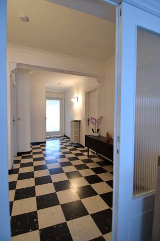 Deze eigendom omvat een ruime opslagruimte met een bovenliggende woonst, ideaal voor wie wonen en werken comfortabel wil combineren of nood heeft...