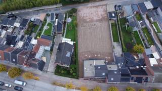 <p><span>Nieuwbouwwoning op 466m² te Broekstraat 247 Eine.</span></p><p><span> </span></p><p><span>INDELING</span></p><p><span>Je komt de woning binnen langs de inkomhal met gastentoilet.</span></p><p><span>Verder heb je op de gelijkvloerse verdieping een ruime living en open keuken.</span></p><p><span>Op de eerste verdieping heb 3  je slaapkamers en een badkamer;</span></p><p><span>Een leuke tuin met uitweg achteraan maakt deze woning extra interessant.</span></p><p><span> </span></p><p><span>TECHNISCH</span></p><p><span>Gunstig E peil 24</span></p><p><span>6 zonnepanelen aanwezig.</span></p><p><span>Ventilatiesysteem D.</span></p><p><span>Vloerverwarming.</span></p><p><span> </span></p><p><span>PRAKTISCH</span></p><p><span>De geafficheerde prijs is de prijs excl sanitaire toestellen, binnendeuren, vloeren en faience en keuken.</span></p><p><span>Grondaandeel 140 000€, Constructie 215 000€.</span></p><p><span>De woning wordt verkocht </span><span>aan 6% BTW!! </span><span>(mits je voldoet aan de voorwaarden)</span></p><p><span>Excl aansluitingskost, kostprijs verkavelingsakte en kost prekadastratie.</span></p><p><span> </span></p><p><span>Voor meer info bel Eefje van Immo D'hondt 0498 88 88 89.</span></p><p><span> </span></p><p><span> </span></p>