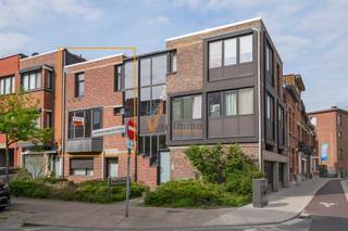 <p><span>Tof duplex appartement met autostaanplaats in hartje Merksem</span></p><p><span>Op zoek naar een instapklaar appartement met karakter? Dit charmante duplex appartement, gelegen op de eerste verdieping van een kleinschalig en architecturaal uniek gebouw (zonder lift), is absoluut een bezoek waard.</span></p><p><span>De gezellige leefruimte vormt het hart van het appartement en geniet van een open indeling, met centraal de vaste trap naar de bovenverdieping. Aansluitend bevindt zich de keuken. De badkamer is praktisch ingericht met een ligbad en lavabo en er is een apart toilet aanwezig.</span></p><p><span>Op deze verdieping vindt u bovendien een extra ruimte die flexibel kan worden ingericht als </span><span>tweede slaapkamer</span><span>, bureau, dressing of hobbyruimte volledig naar uw eigen noden.</span></p><p><span>De bovenste verdieping beschikt over een ruime slaapkamer met lavabo.</span></p><p><span>Troeven van dit appartement:</span></p><ul><li><span>EPC label B </span></li><li><span>Elektriciteit conform </span></li><li><span>Asbestveilig </span></li><li><span>Individuele meters voor gas, elektriciteit en water </span></li><li><span>Lage vaste kosten: 91,50/maand </span></li><li><span>Autostaanplaats in het gebouw inclusief</span></li></ul><p><span>Dit appartement is ideaal voor starters, alleenstaanden of als interessante investering.</span></p><p><span>Interesse? Plan vandaag nog uw bezoek!<br /><span>info@verlimmo.be</span></span><span>    03 658 95 58</span></p><p><span>De vermelde bewoonbare oppervlakte is gebaseerd op de bruikbare vloeroppervlakte zoals vermeld in het EPC-verslag.</span></p>